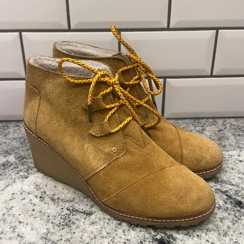 TOMS Womens 9.5 Desert Wedge Booties Tan Suede Shearling Lined Lace Up Casual